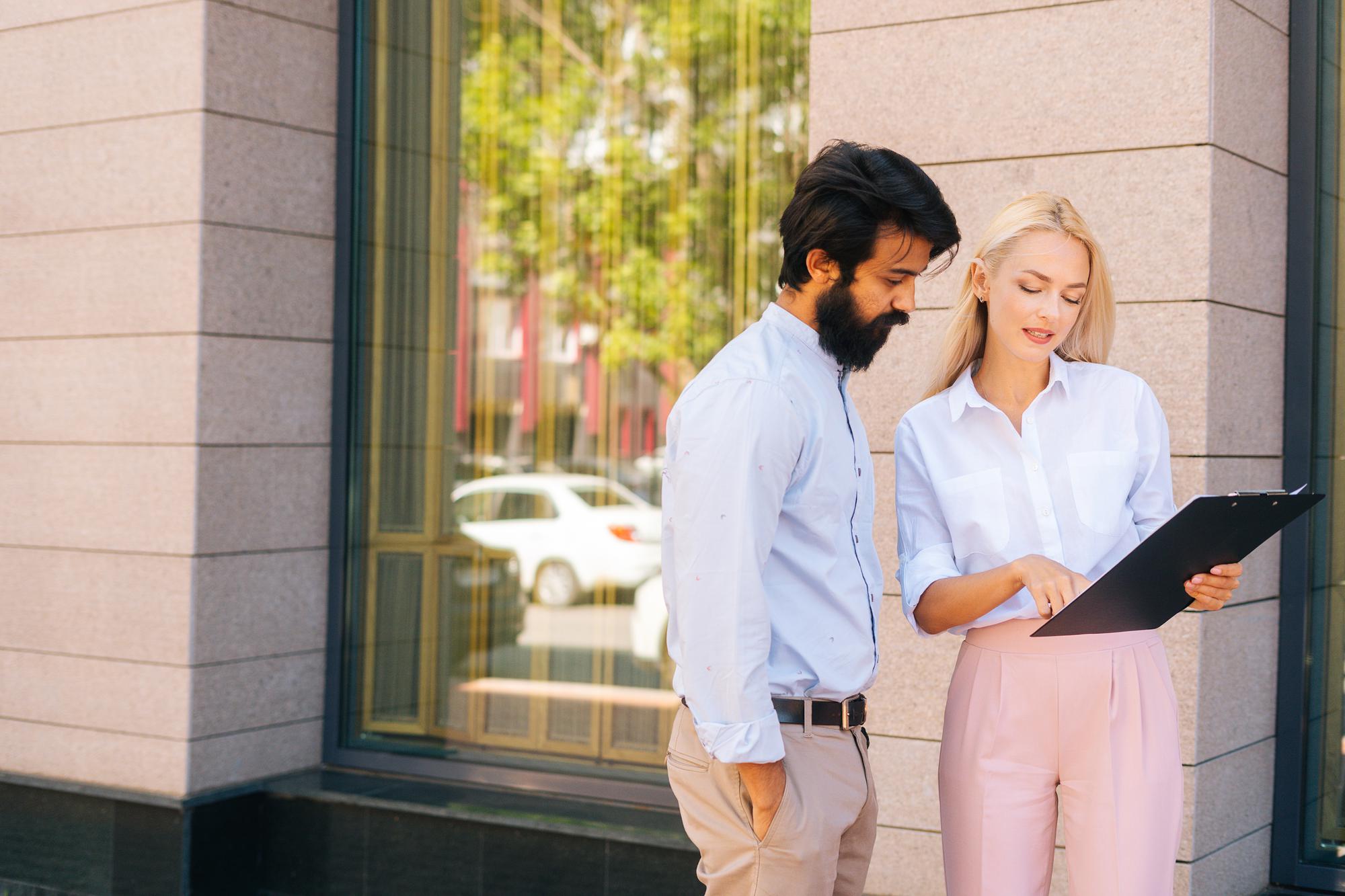 Agent imobiliar discutând strategia de vânzare